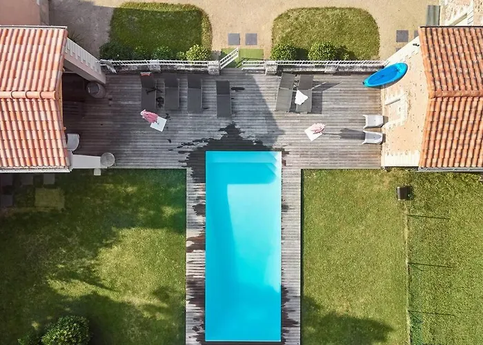 La Champagnere - Domaine Avec Piscine - Seminaire - 15 Personnes